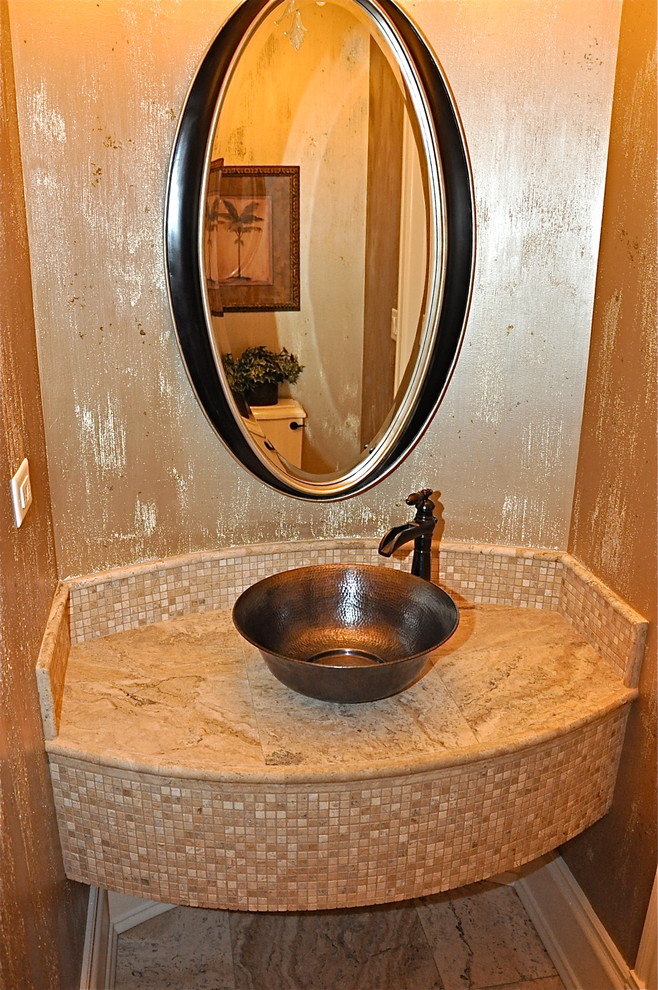 シカゴにある小さな地中海スタイルのおしゃれなトイレ・洗面所 (ベージュの壁、セラミックタイルの床、ベッセル式洗面器、ライムストーンの洗面台、モザイクタイル) の写真