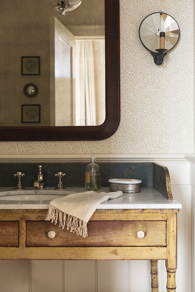 Inspiration för ett stort lantligt vit vitt toalett, med möbel-liknande, skåp i slitet trä, en toalettstol med separat cisternkåpa, vita väggar, mellanmörkt trägolv, ett undermonterad handfat, marmorbänkskiva och brunt golv