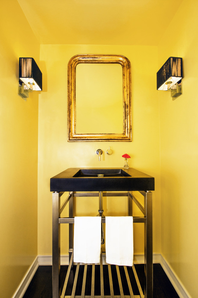 Источник вдохновения для домашнего уюта: туалет в современном стиле с монолитной раковиной, мраморной столешницей и унитазом-моноблоком