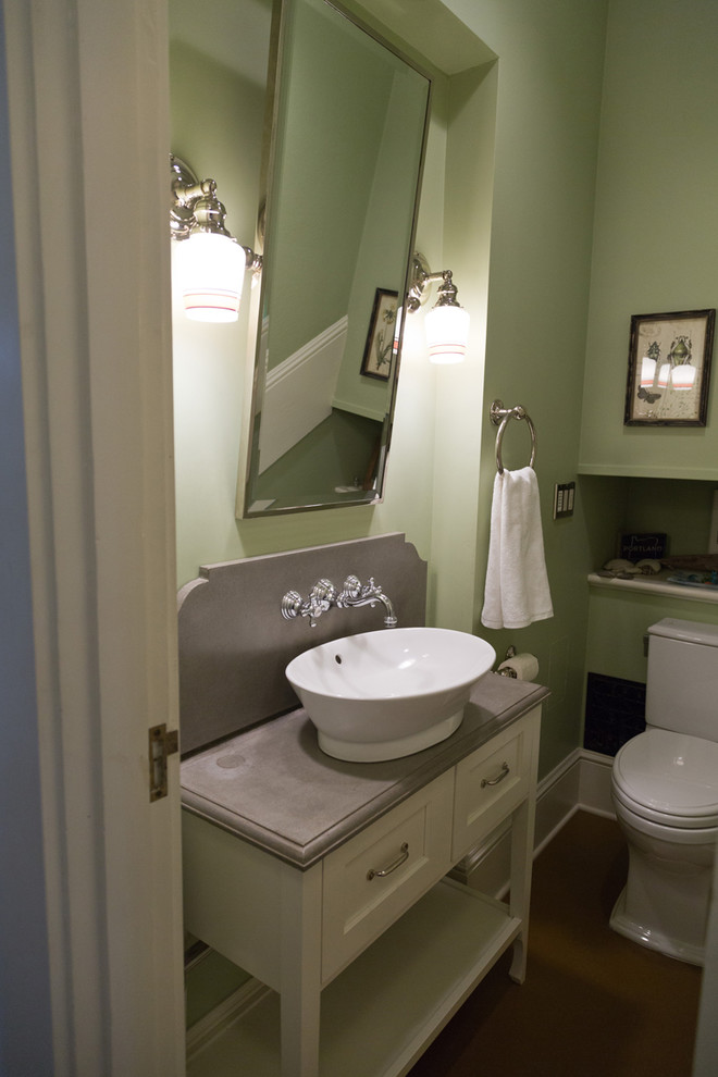 Cette image montre un petit WC et toilettes traditionnel avec un placard à porte plane, des portes de placard blanches, WC séparés, un carrelage gris, un mur vert, un sol en linoléum, une vasque, un plan de toilette en béton, un sol marron et un plan de toilette gris.
