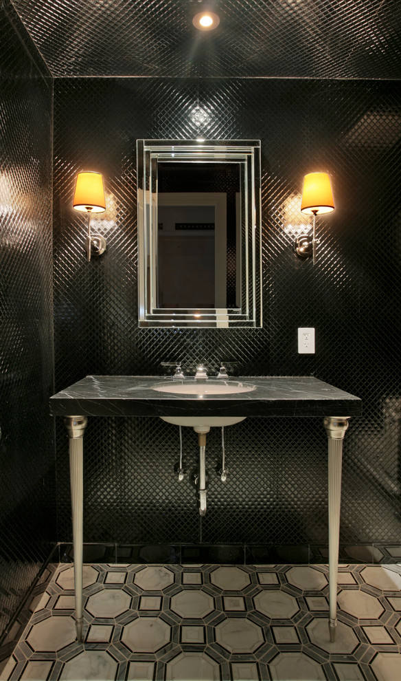Réalisation d'un grand WC et toilettes design avec WC séparés, un carrelage noir, carrelage en métal, un mur noir, un lavabo encastré, un plan de toilette en marbre et un sol en linoléum.