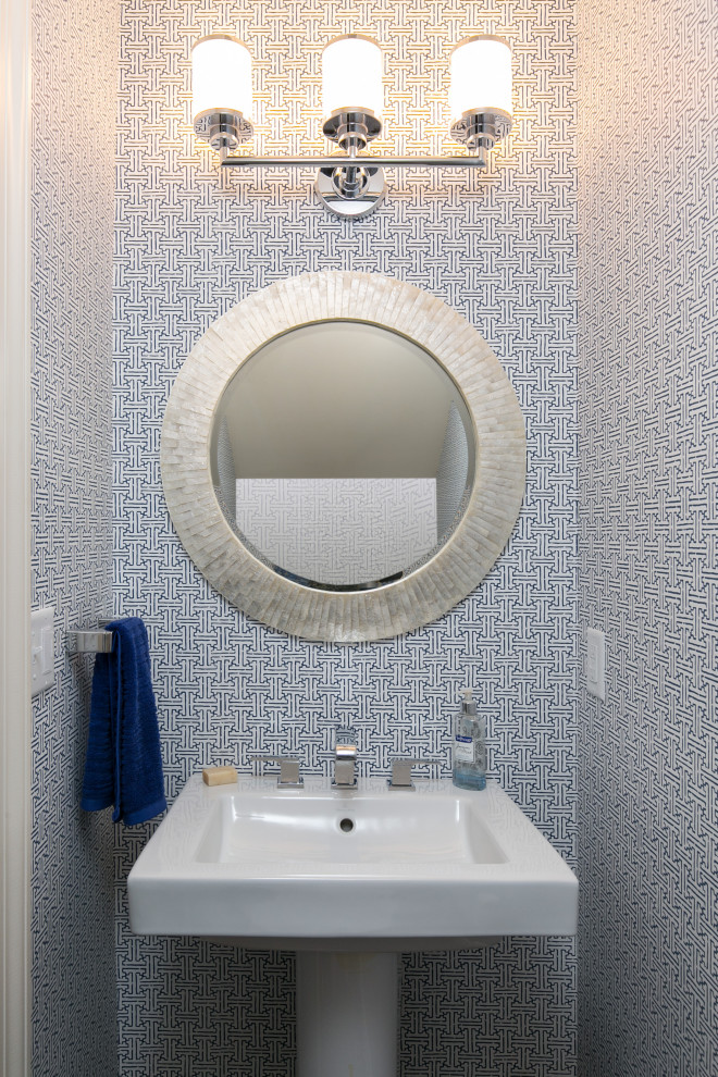 カンザスシティにある小さなトランジショナルスタイルのおしゃれなトイレ・洗面所 (ペデスタルシンク、壁紙) の写真