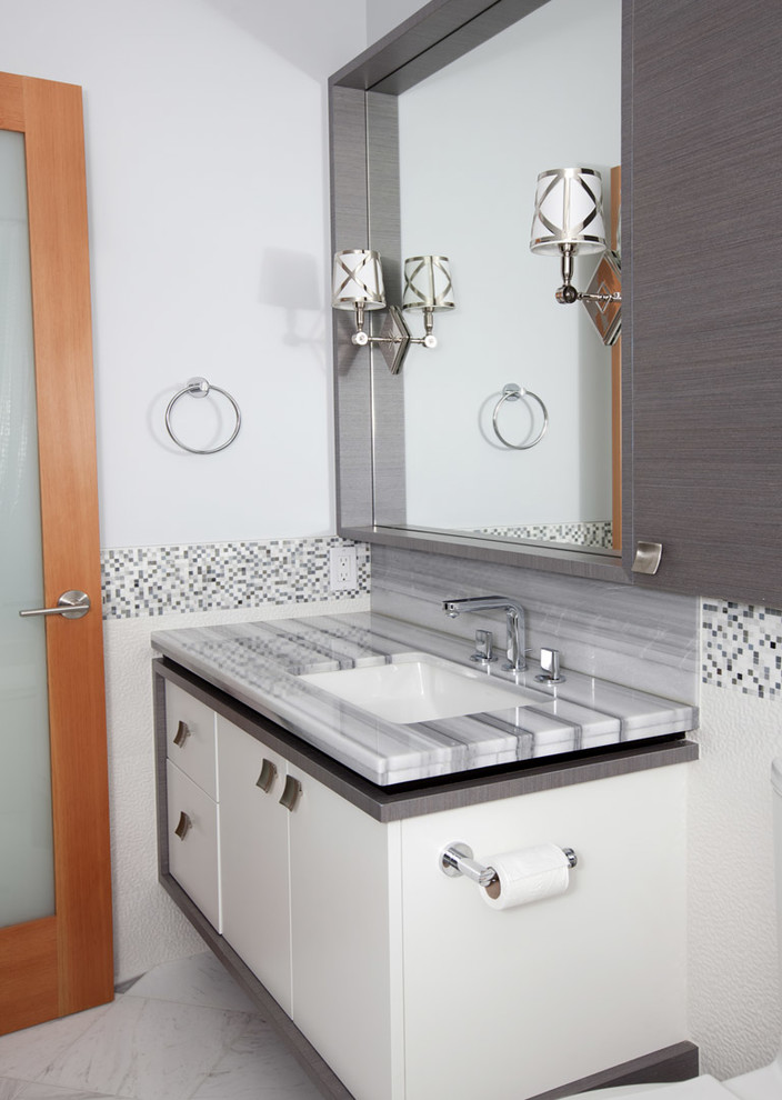 バンクーバーにあるコンテンポラリースタイルのおしゃれなトイレ・洗面所 (モザイクタイル) の写真