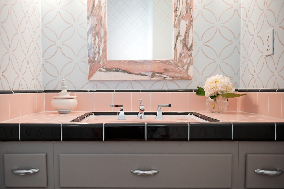 フェニックスにある低価格のミッドセンチュリースタイルのおしゃれなトイレ・洗面所 (ピンクのタイル、セラミックタイル) の写真