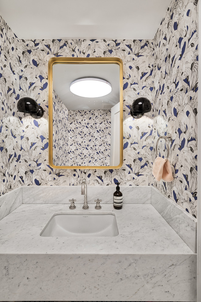 Esempio di un piccolo bagno di servizio tradizionale con lavabo sottopiano e top in marmo