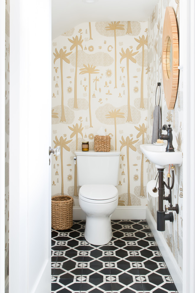 Ispirazione per un bagno di servizio classico con pareti multicolore, lavabo sospeso e pavimento nero