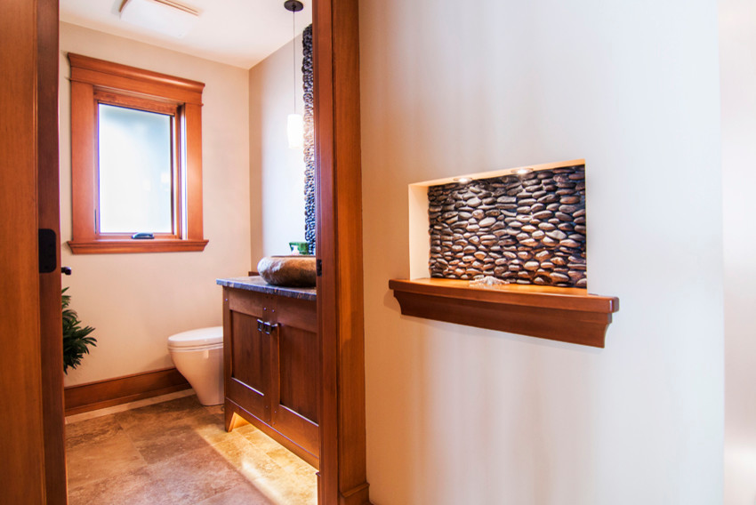 Immagine di un bagno di servizio di medie dimensioni con lavabo a bacinella, ante in stile shaker, ante in legno scuro, top in granito, piastrelle beige, piastrelle in pietra, pareti beige e pavimento in travertino