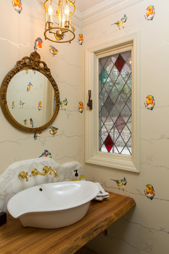 Inspiration för ett vintage toalett, med flerfärgade väggar, ett fristående handfat och träbänkskiva