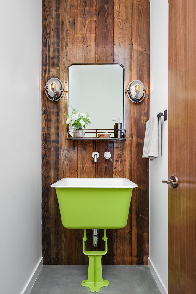 Idee per un bagno di servizio boho chic con pareti marroni, pavimento in cemento, lavabo a bacinella e pavimento grigio