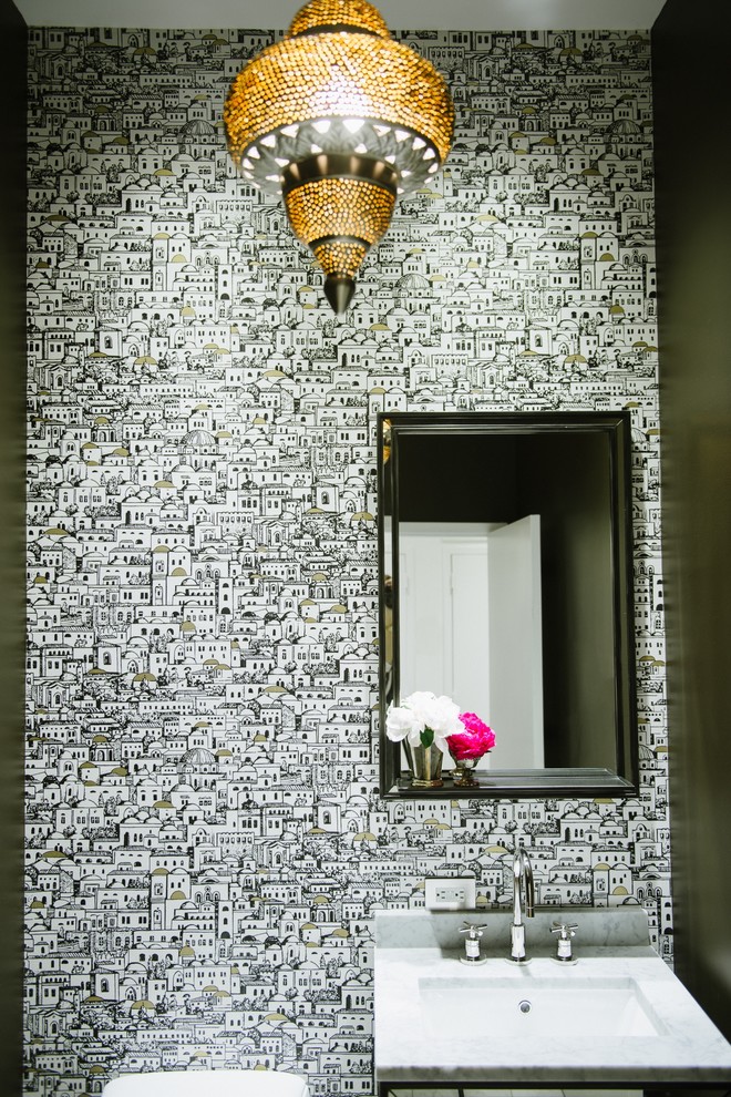 Eklektische Gästetoilette mit bunten Wänden, Marmor-Waschbecken/Waschtisch, weißer Waschtischplatte, Tapetenwänden und Unterbauwaschbecken in New York