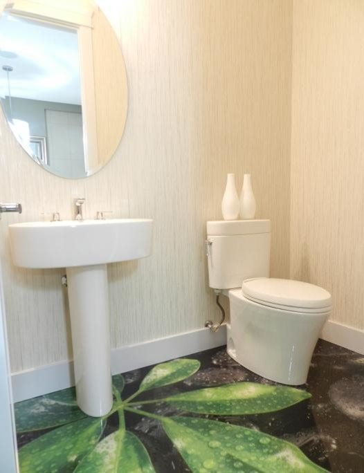 Foto di un piccolo bagno di servizio design con lavabo a colonna, WC a due pezzi e pareti bianche
