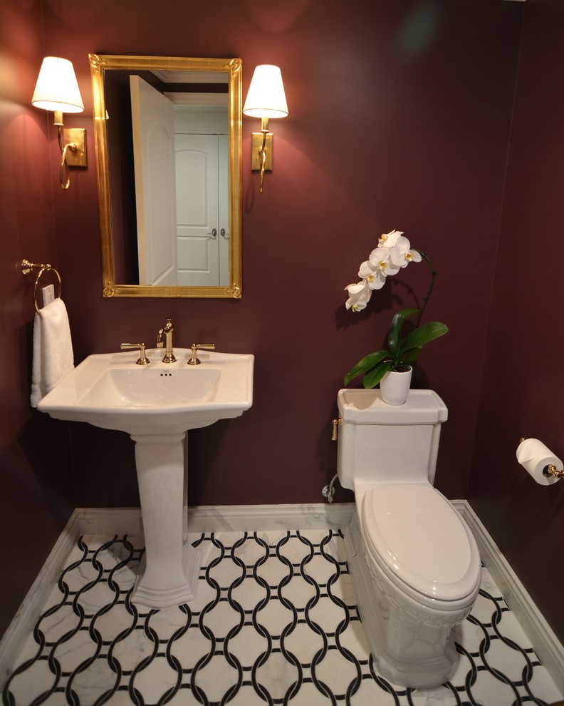 На фото: туалет в классическом стиле с унитазом-моноблоком, красными стенами, мраморным полом и белым полом