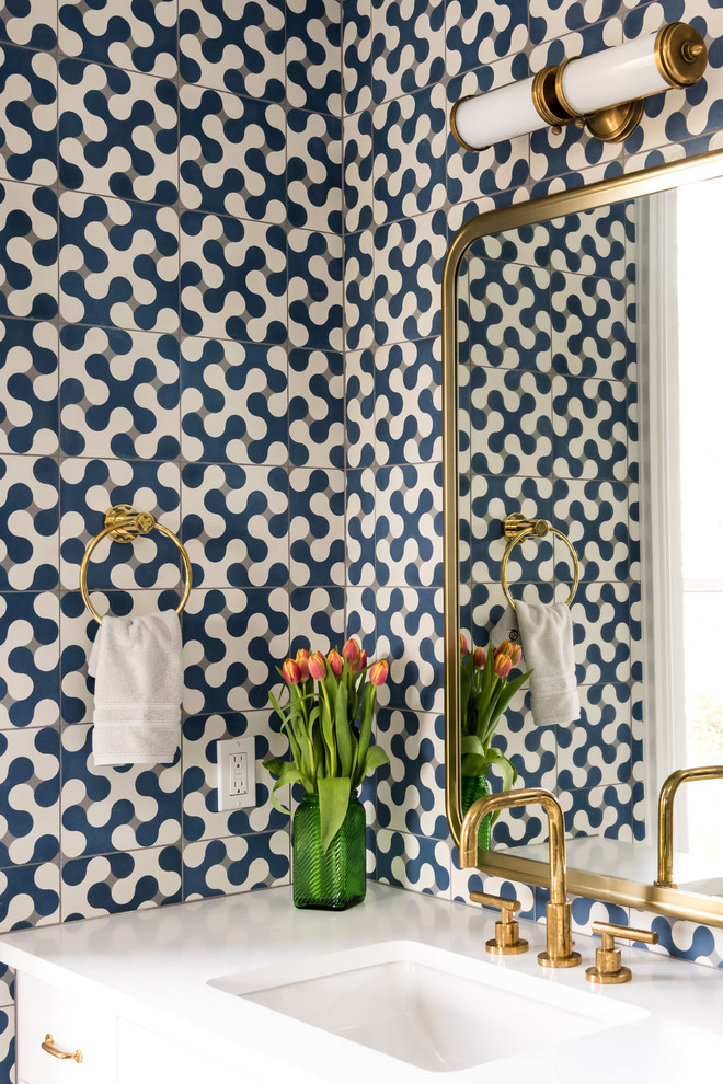 Idee per un bagno di servizio moderno con ante lisce, ante bianche, piastrelle blu, pareti blu, lavabo sottopiano e top bianco
