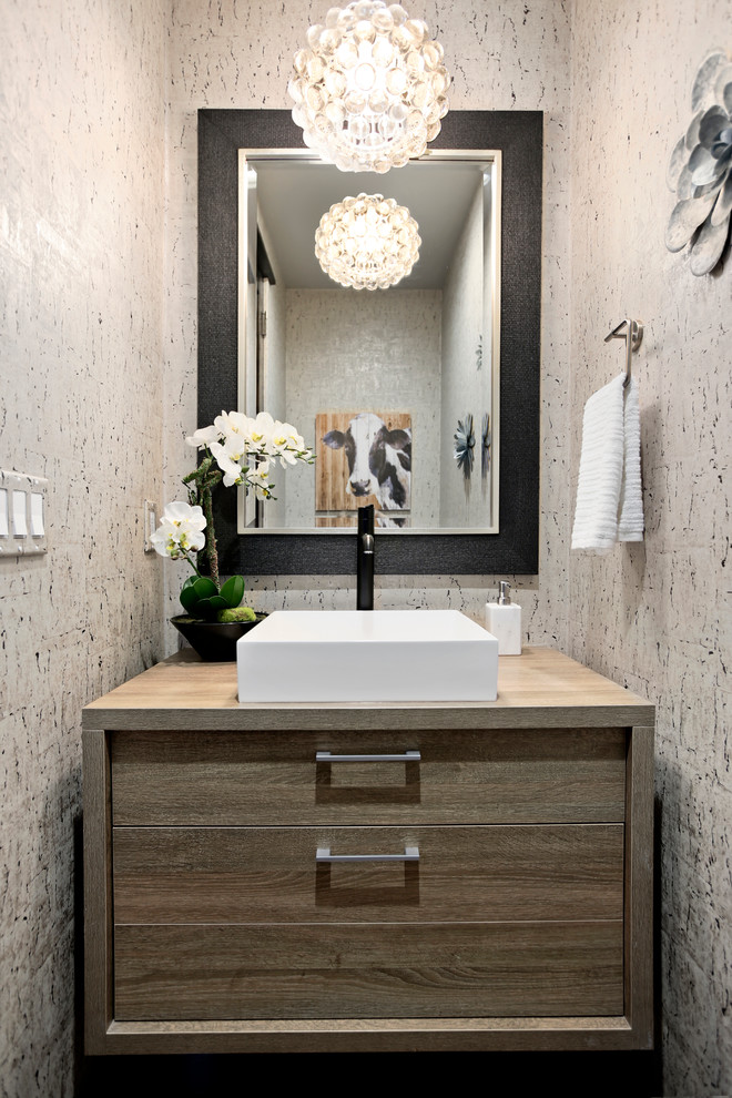 Immagine di un bagno di servizio design con ante lisce, ante in legno scuro, pareti beige, lavabo a bacinella, top in legno e top marrone