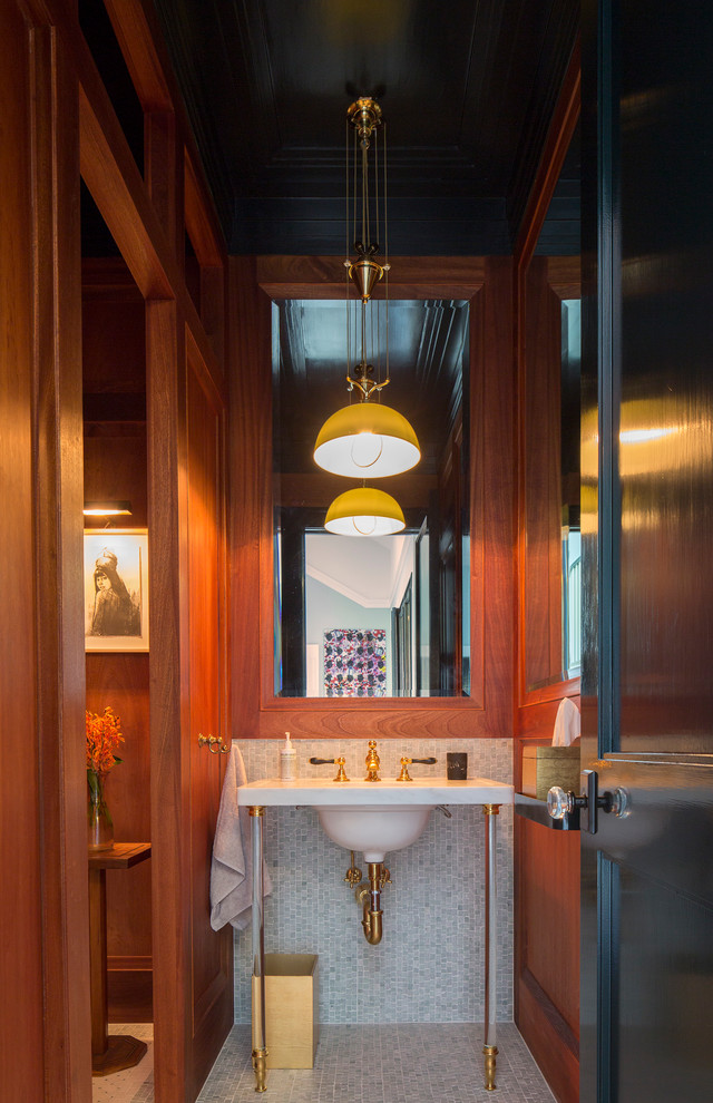 Klassische Gästetoilette mit farbigen Fliesen, Mosaikfliesen, brauner Wandfarbe, Mosaik-Bodenfliesen und buntem Boden in New York