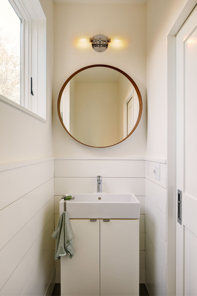 Landhaus Gästetoilette mit flächenbündigen Schrankfronten, weißen Schränken, weißer Wandfarbe, weißer Waschtischplatte, freistehendem Waschtisch und Holzwänden in Seattle