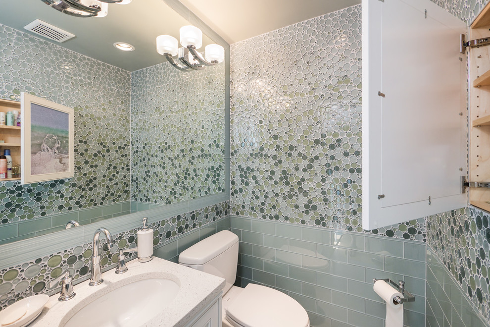 シアトルにあるトランジショナルスタイルのおしゃれなトイレ・洗面所 (アンダーカウンター洗面器、モザイクタイル、青いタイル) の写真