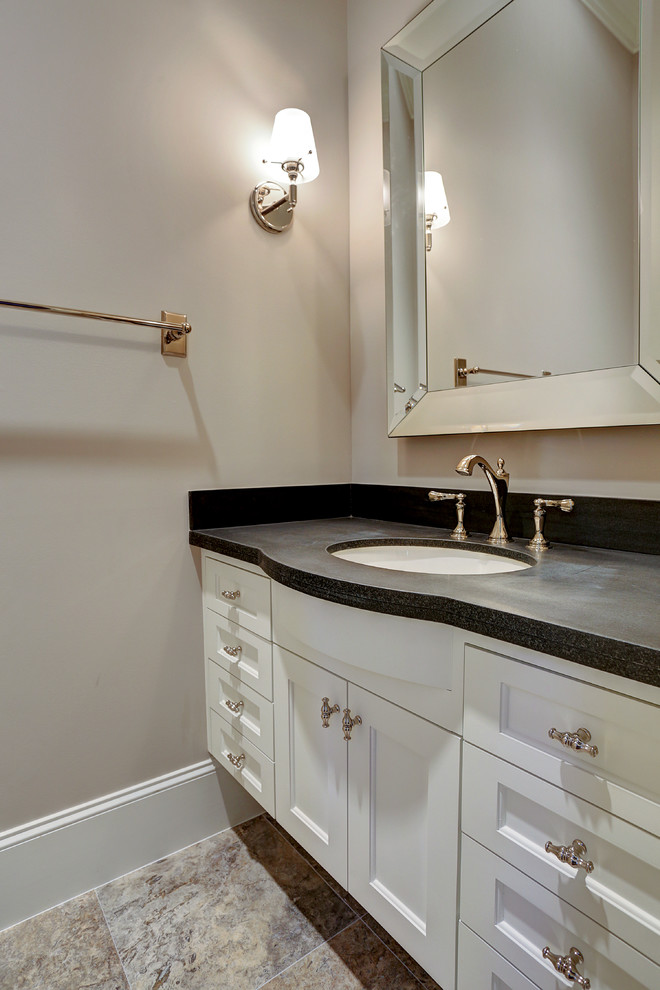 Foto på ett mellanstort vintage grå toalett, med skåp i shakerstil, vita skåp, beige väggar, skiffergolv, ett undermonterad handfat, bänkskiva i täljsten och beiget golv