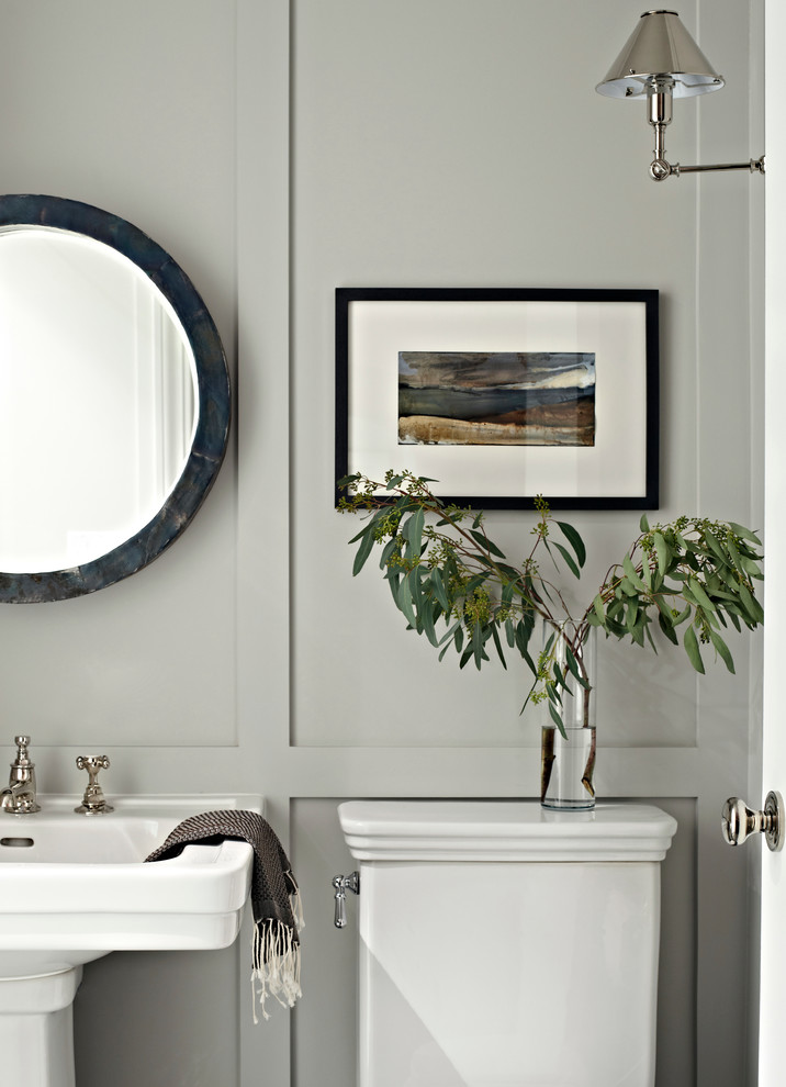 Стильный дизайн: туалет среднего размера в стиле неоклассика (современная классика) с раздельным унитазом, серыми стенами и раковиной с пьедесталом - последний тренд