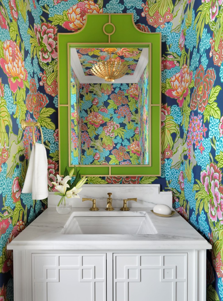 Esempio di un bagno di servizio chic con consolle stile comò, ante bianche, pareti multicolore, lavabo sottopiano, top in marmo e top bianco