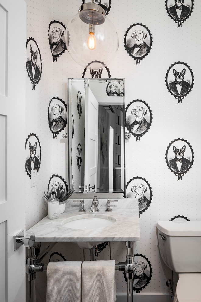 Immagine di un bagno di servizio design con pareti multicolore, lavabo a consolle, WC a due pezzi e top in marmo