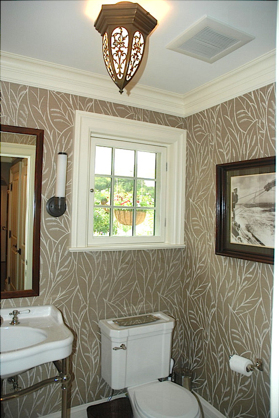 Idée de décoration pour un WC et toilettes tradition de taille moyenne avec un lavabo de ferme, WC séparés et un mur beige.