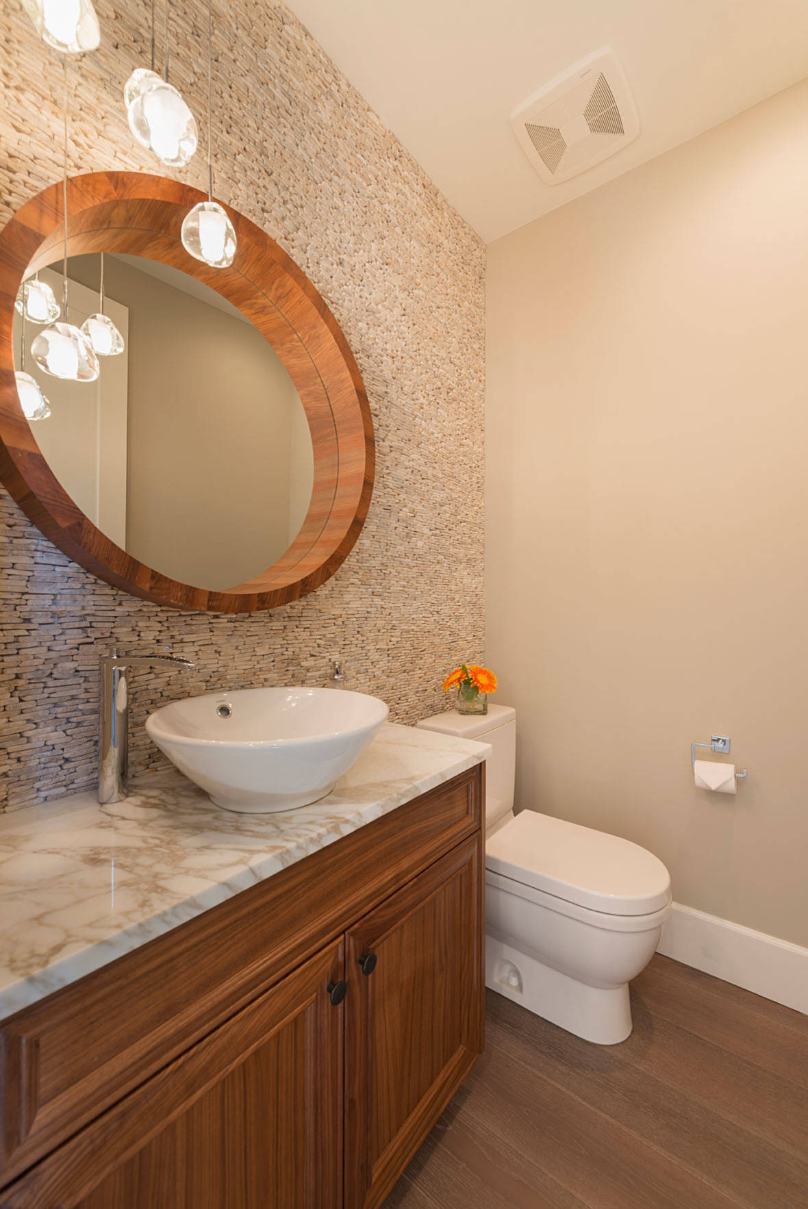 おしゃれなトイレ・洗面所 (マルチカラーの洗面カウンター、ベージュの  