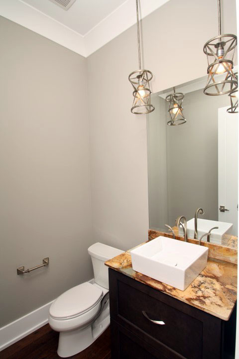 Immagine di un bagno di servizio classico di medie dimensioni con ante lisce, ante in legno bruno, pareti grigie, parquet scuro, lavabo a bacinella, top in granito, pavimento marrone e top marrone