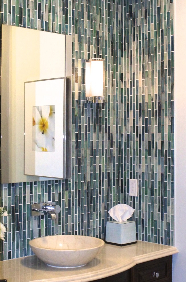 Esempio di un piccolo bagno di servizio minimal con lavabo a bacinella, ante in legno bruno, top in marmo, WC a due pezzi, piastrelle blu, piastrelle di vetro e pareti blu