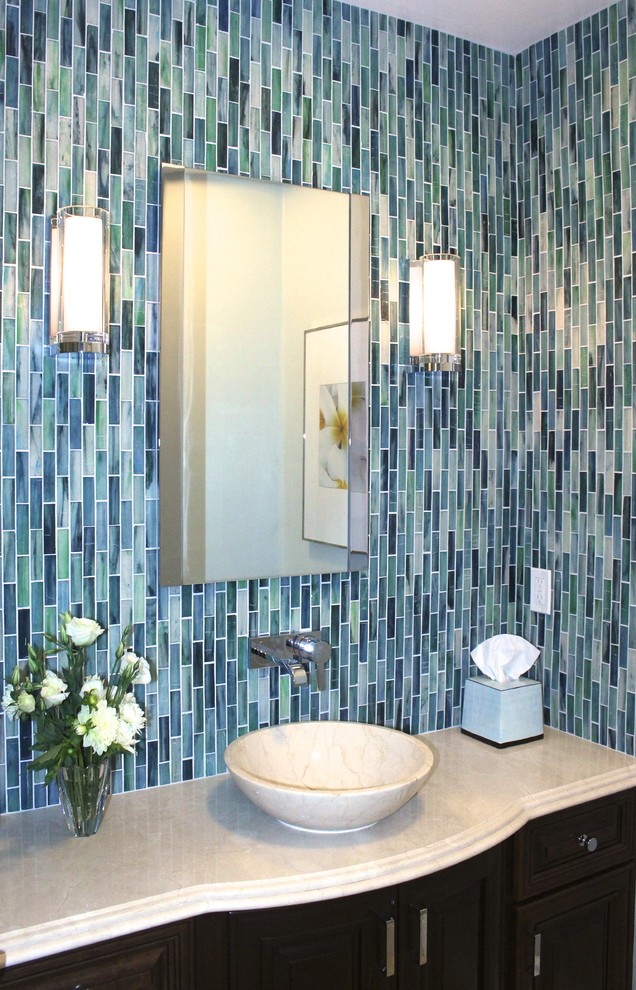Kleine Moderne Gästetoilette mit Aufsatzwaschbecken, dunklen Holzschränken, Marmor-Waschbecken/Waschtisch, Wandtoilette mit Spülkasten, blauen Fliesen, grüner Wandfarbe und Glasfliesen in San Francisco
