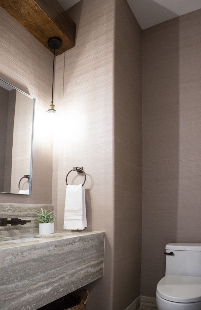 Immagine di un piccolo bagno di servizio design con WC monopezzo, lavabo sottopiano, pareti marroni e top grigio