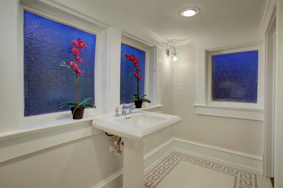 Стильный дизайн: маленький туалет в викторианском стиле с раздельным унитазом, белой плиткой, керамической плиткой, бежевыми стенами, полом из керамической плитки и раковиной с пьедесталом для на участке и в саду - последний тренд