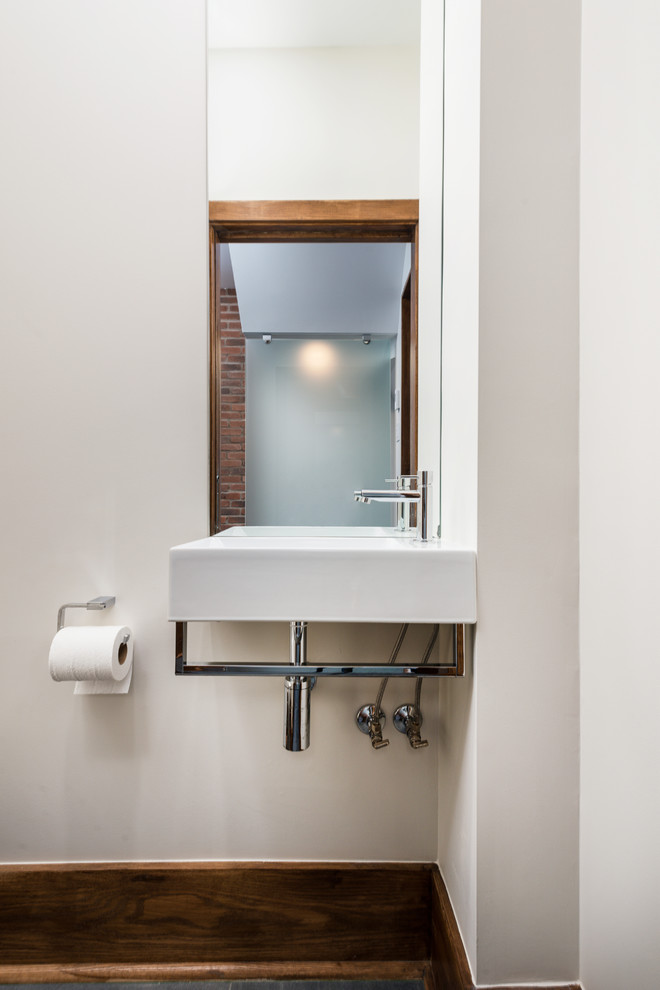 Idéer för att renovera ett litet funkis toalett, med öppna hyllor, en toalettstol med hel cisternkåpa, grå kakel, grå väggar, klinkergolv i keramik, ett väggmonterat handfat och grått golv
