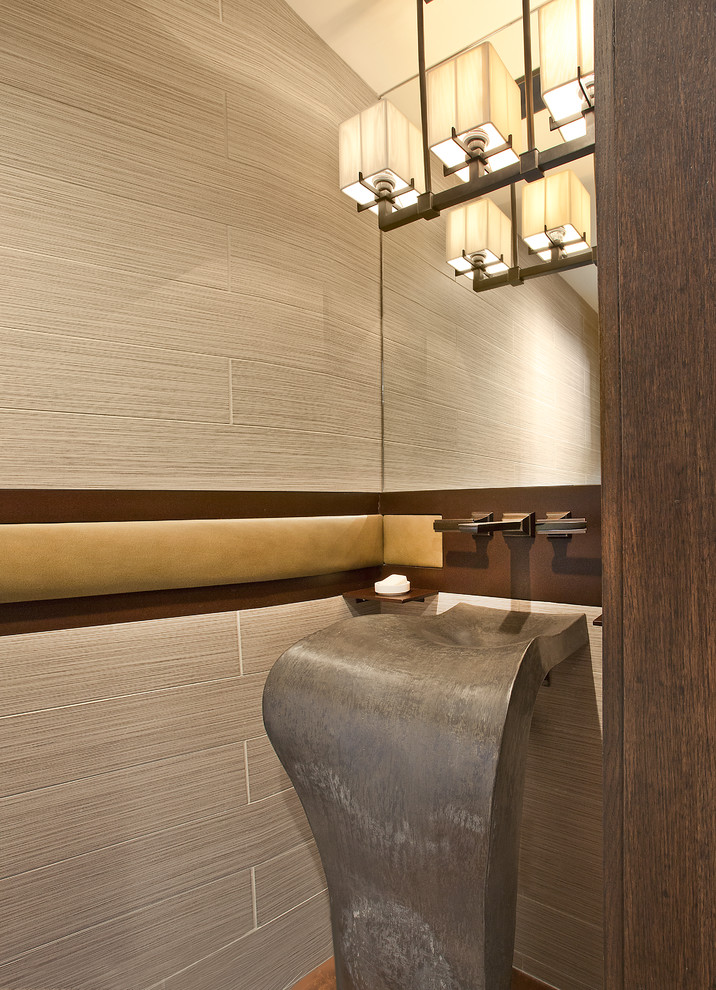 Immagine di un piccolo bagno di servizio design con lavabo a colonna, top in cemento, piastrelle beige, piastrelle in gres porcellanato, pareti beige e pavimento in gres porcellanato