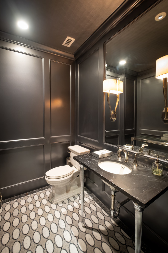 Inspiration pour un WC et toilettes traditionnel avec un placard sans porte, WC séparés, un mur noir, un plan vasque, un plan de toilette en marbre, un sol multicolore et un plan de toilette noir.