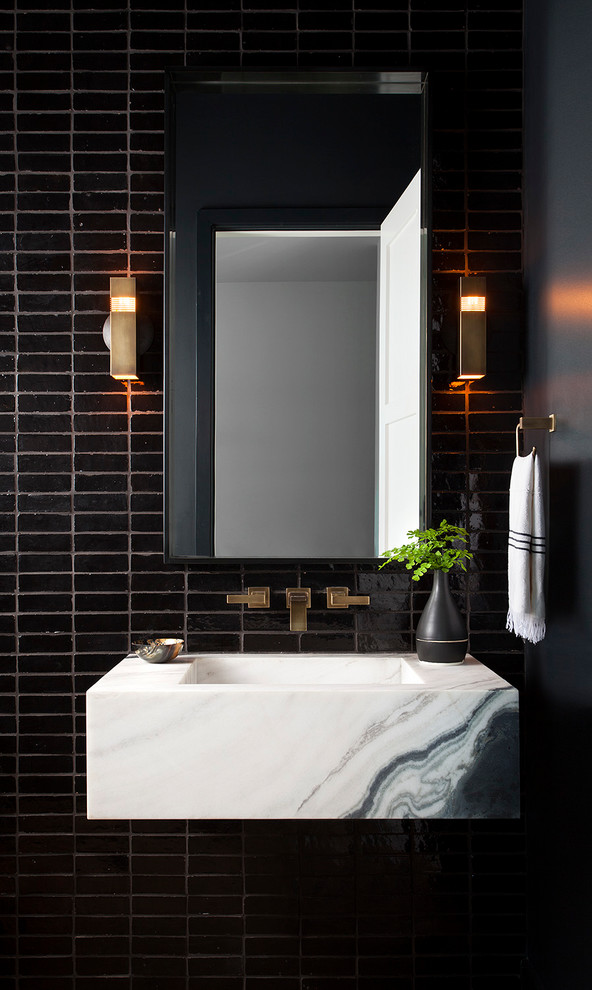 オースティンにあるコンテンポラリースタイルのおしゃれなトイレ・洗面所 (黒いタイル、壁付け型シンク) の写真