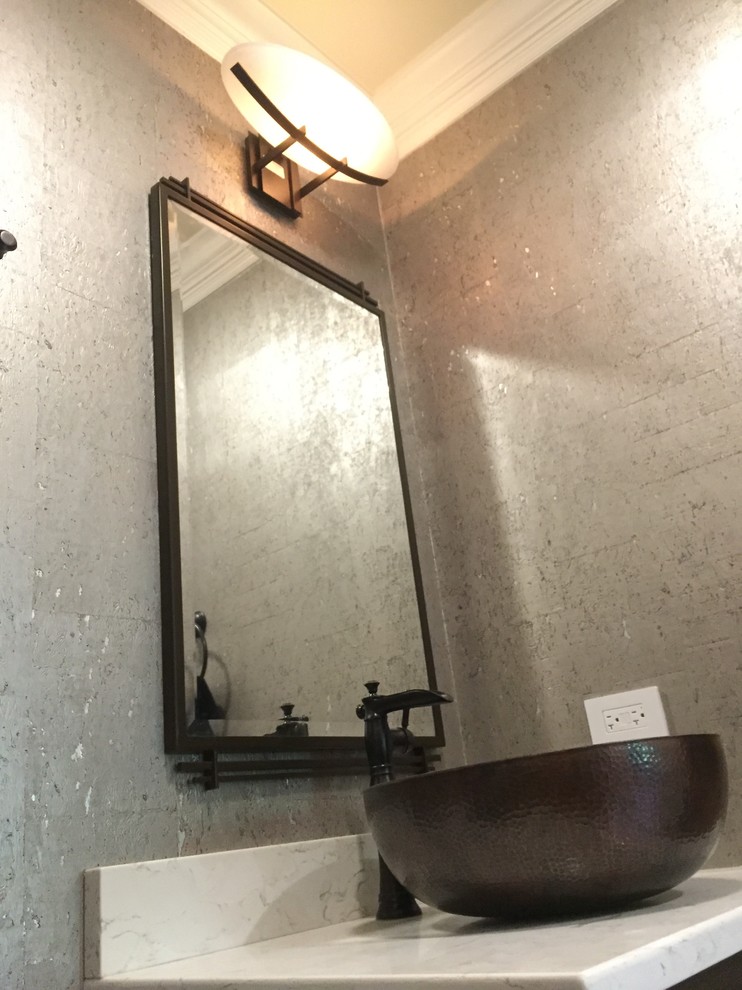 На фото: туалет среднего размера в современном стиле с серыми стенами и настольной раковиной