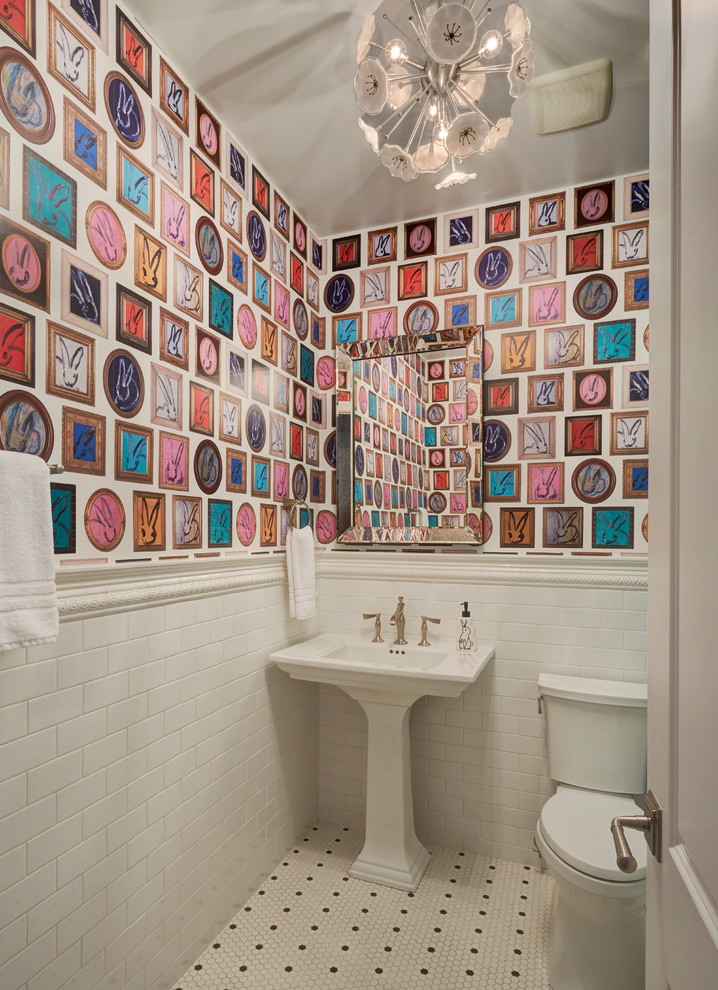 Foto di un bagno di servizio chic con WC a due pezzi, piastrelle bianche, piastrelle diamantate, pareti multicolore, pavimento con piastrelle a mosaico, lavabo a colonna e pavimento multicolore