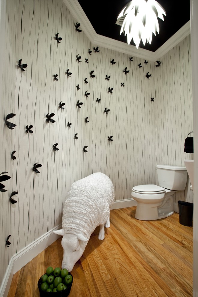 Idee per un bagno di servizio boho chic di medie dimensioni con pareti bianche, pavimento in legno massello medio e WC a due pezzi