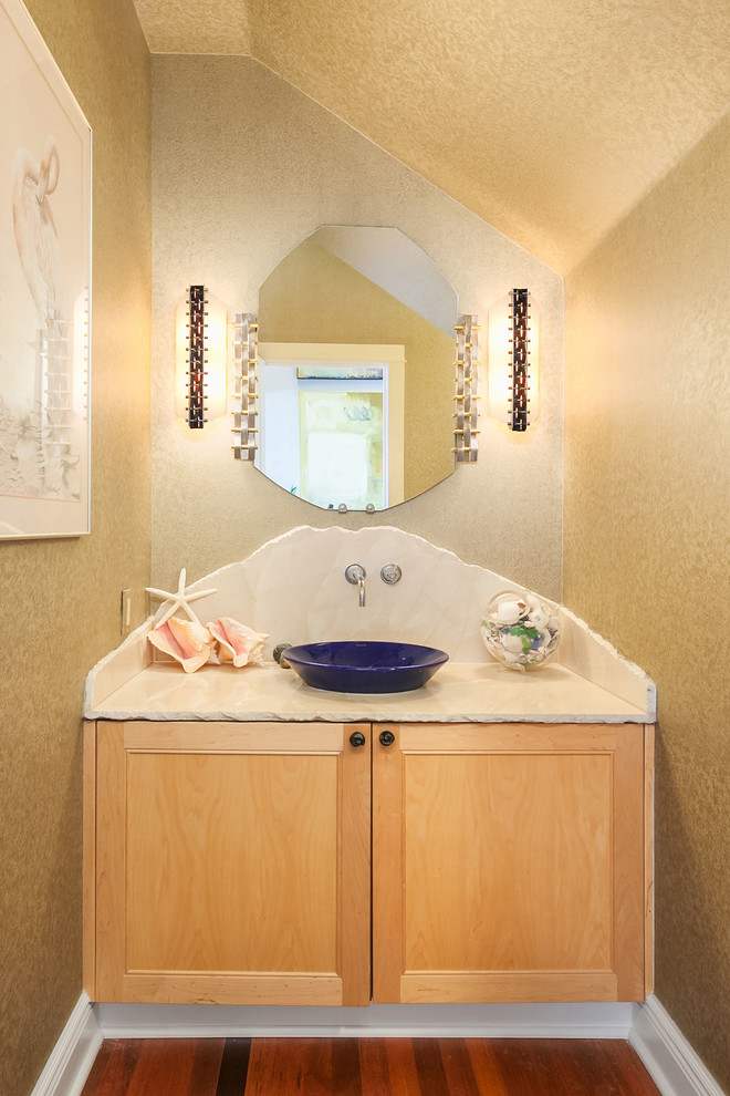 Foto di un grande bagno di servizio stile marino con ante in legno chiaro, pavimento in legno massello medio, lavabo a bacinella, top in pietra calcarea e pavimento marrone