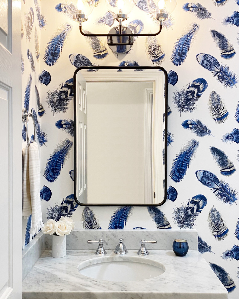 Ispirazione per un piccolo bagno di servizio stile marino con pareti multicolore, lavabo sottopiano e top grigio