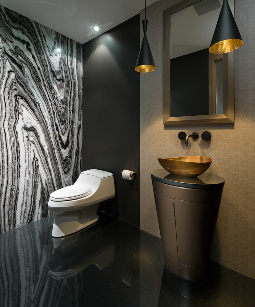 Idée de décoration pour un petit WC et toilettes design avec WC à poser, un mur noir et une vasque.
