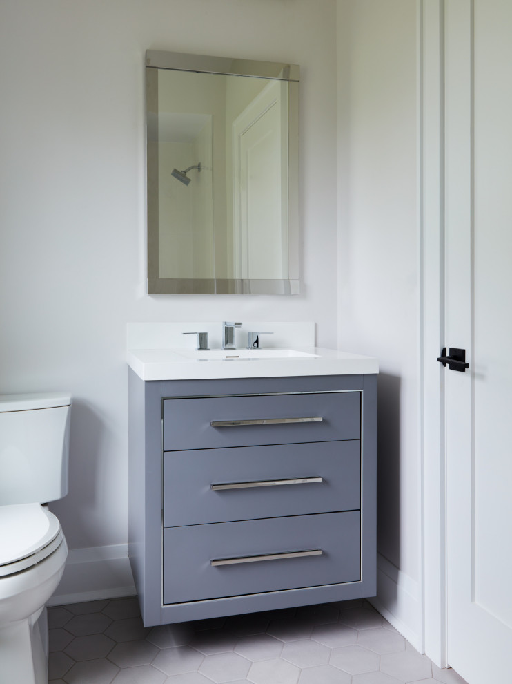 Bild på ett litet vintage vit vitt toalett, med grå skåp, grå väggar, klinkergolv i porslin, ett integrerad handfat, bänkskiva i kvarts, en toalettstol med separat cisternkåpa och grått golv
