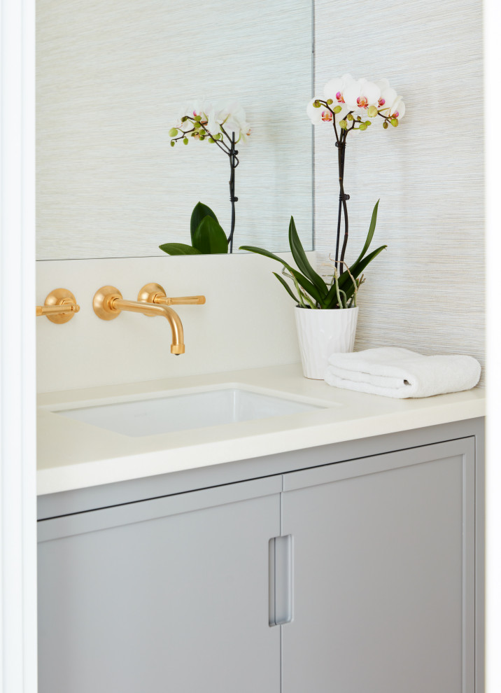 Idee per un piccolo bagno di servizio tradizionale con top in quarzo composito, top bianco, ante grigie, pareti beige, lavabo sottopiano e mobile bagno incassato