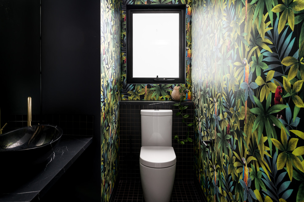 Idées déco pour un petit WC et toilettes contemporain avec un placard sans porte, un carrelage noir, mosaïque, un mur noir, un sol en carrelage de terre cuite, un plan vasque, un plan de toilette en stratifié, un sol noir et un plan de toilette noir.
