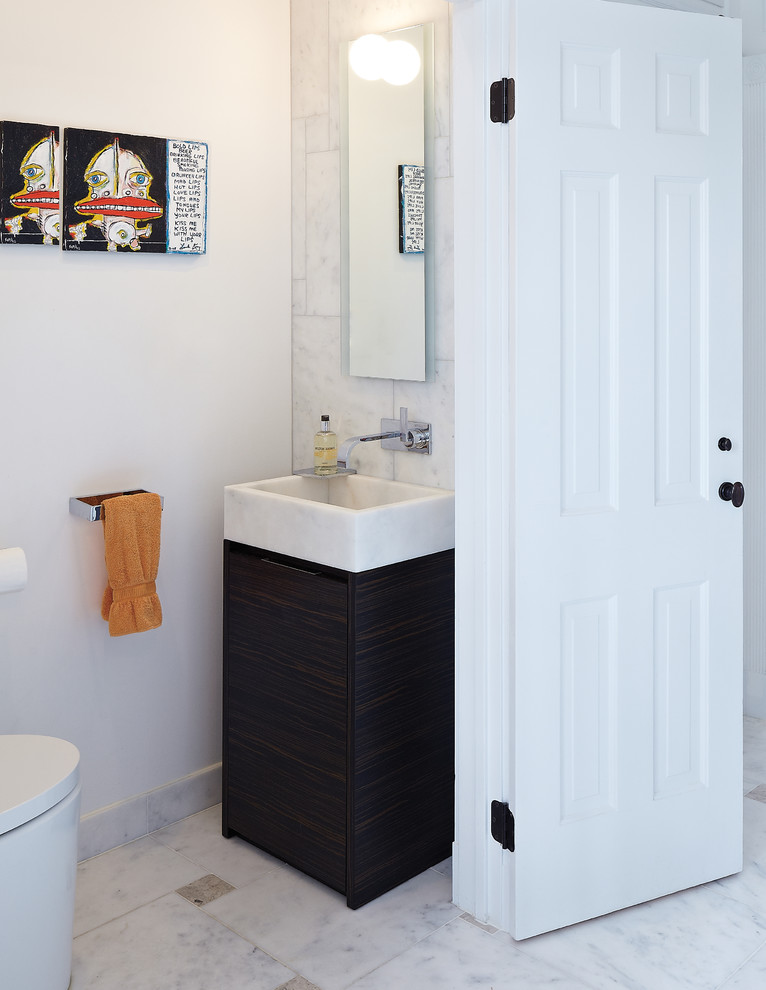 Idéer för att renovera ett funkis toalett, med ett fristående handfat, släta luckor, skåp i mörkt trä, marmorbänkskiva, en toalettstol med hel cisternkåpa och vit kakel