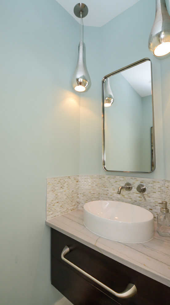 Пример оригинального дизайна: туалет в современном стиле с плоскими фасадами, темными деревянными фасадами, разноцветной плиткой, плиткой мозаикой, синими стенами, настольной раковиной, столешницей из кварцита и белой столешницей