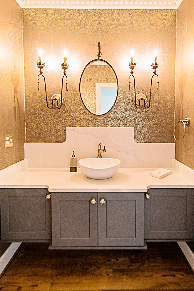 Ispirazione per un bagno di servizio tradizionale di medie dimensioni con ante in stile shaker, ante grigie, pareti marroni, lavabo a bacinella, top in marmo e top beige