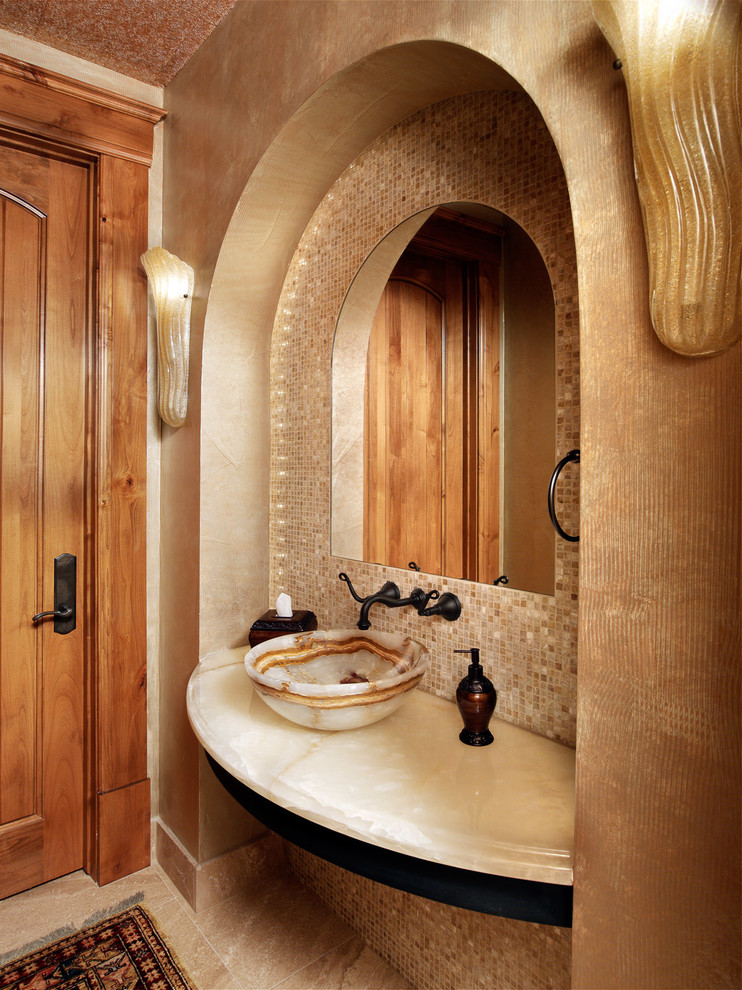 Идея дизайна: туалет среднего размера в классическом стиле с настольной раковиной, мраморной столешницей, бежевой плиткой, плиткой мозаикой, бежевыми стенами и полом из керамогранита
