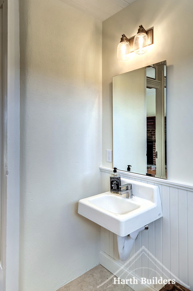 Exempel på ett litet lantligt toalett, med skåp i shakerstil, skåp i mellenmörkt trä, beige väggar, klinkergolv i porslin, ett undermonterad handfat och granitbänkskiva